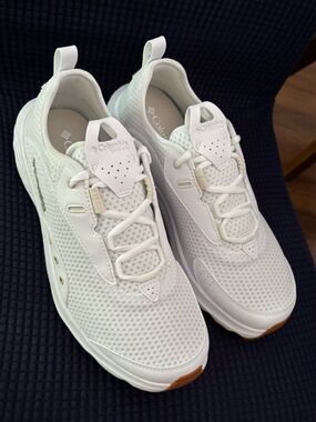 All-White Breathable Athletic Sneakers for Men - Lightweight Performance